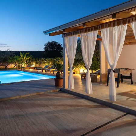 Vila Villa Green Oasis With Private Pool, Full Privacy
